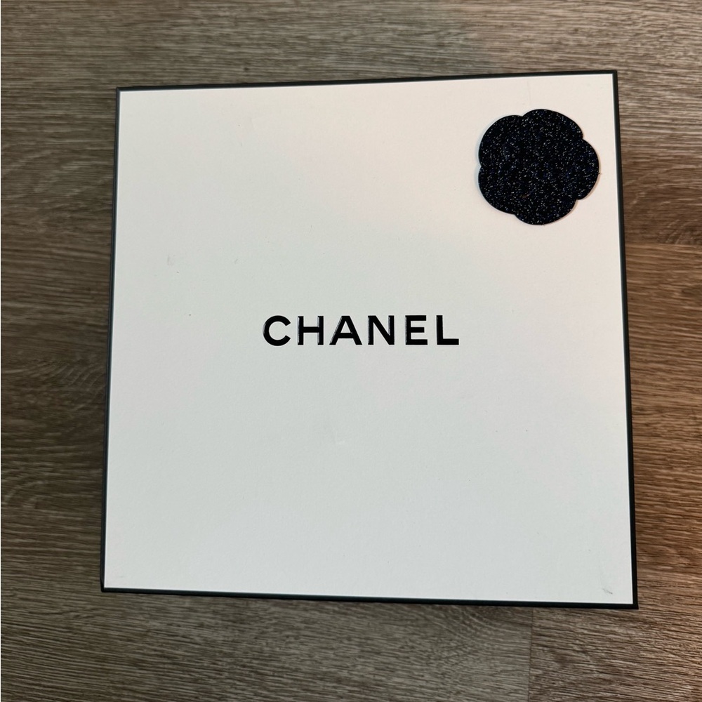 CHANEL Gift Box Set Large White Box + Ribbon + Card Authentic Packaging New - Picture 5 of 8